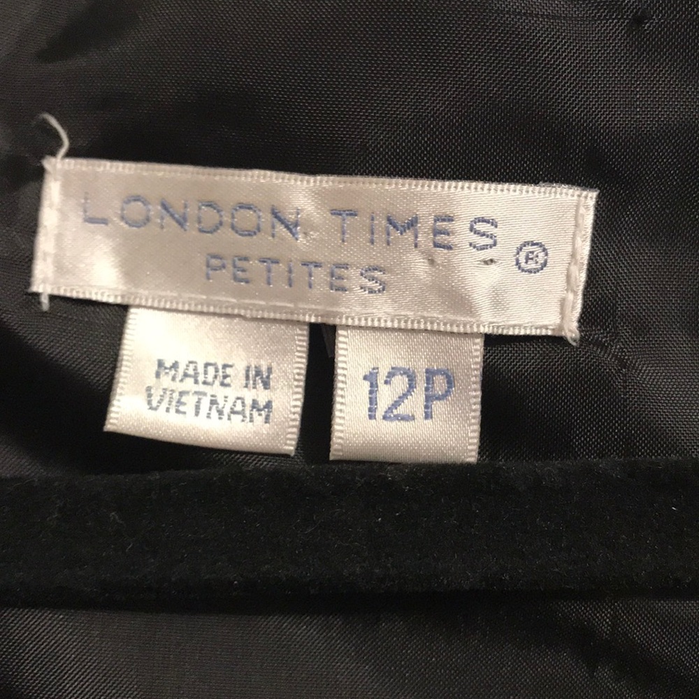 London’s Times Lace Dress - Picture 4 of 8